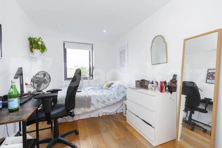 Modern & stylish 2 bedroom property located close to a Piccadilly Line Dunbar Road, Wood Green 